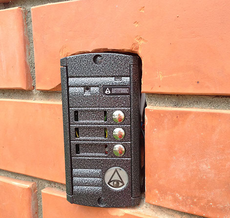 Монтаж кнопки вызова домофона в частном доме