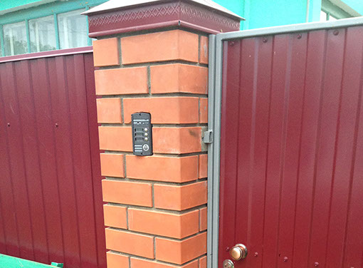 Установка вызывных панелей на калитках в частных домах, каттеджах