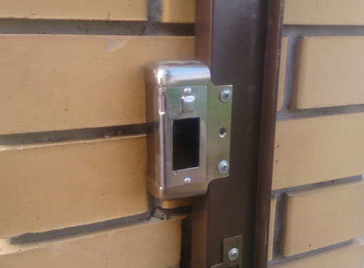 Установка ответной части в электромеханическом замке