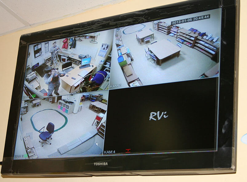 Монитор отображает видеокамеры