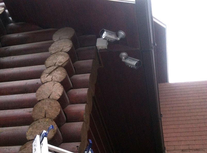 Установка видеокамеры на деревянную церковь