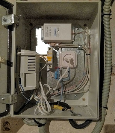 Установка ящика для подъездного домофона