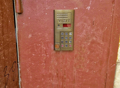 Установка многоквартирной вызывной панели