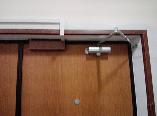 Установка доводчика в подъезде - Тамбур