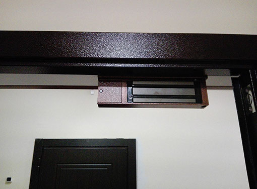 Установка магнитного замка в тамбуре