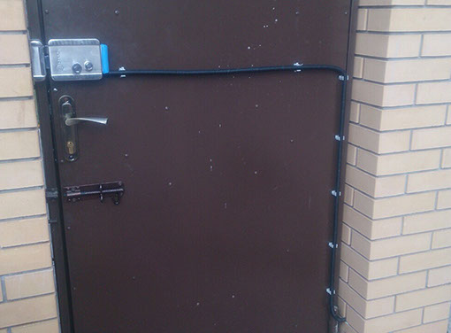 Установка электромеханического замка на дверь