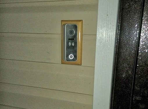 Установленная вызывная панель в дачном поселке